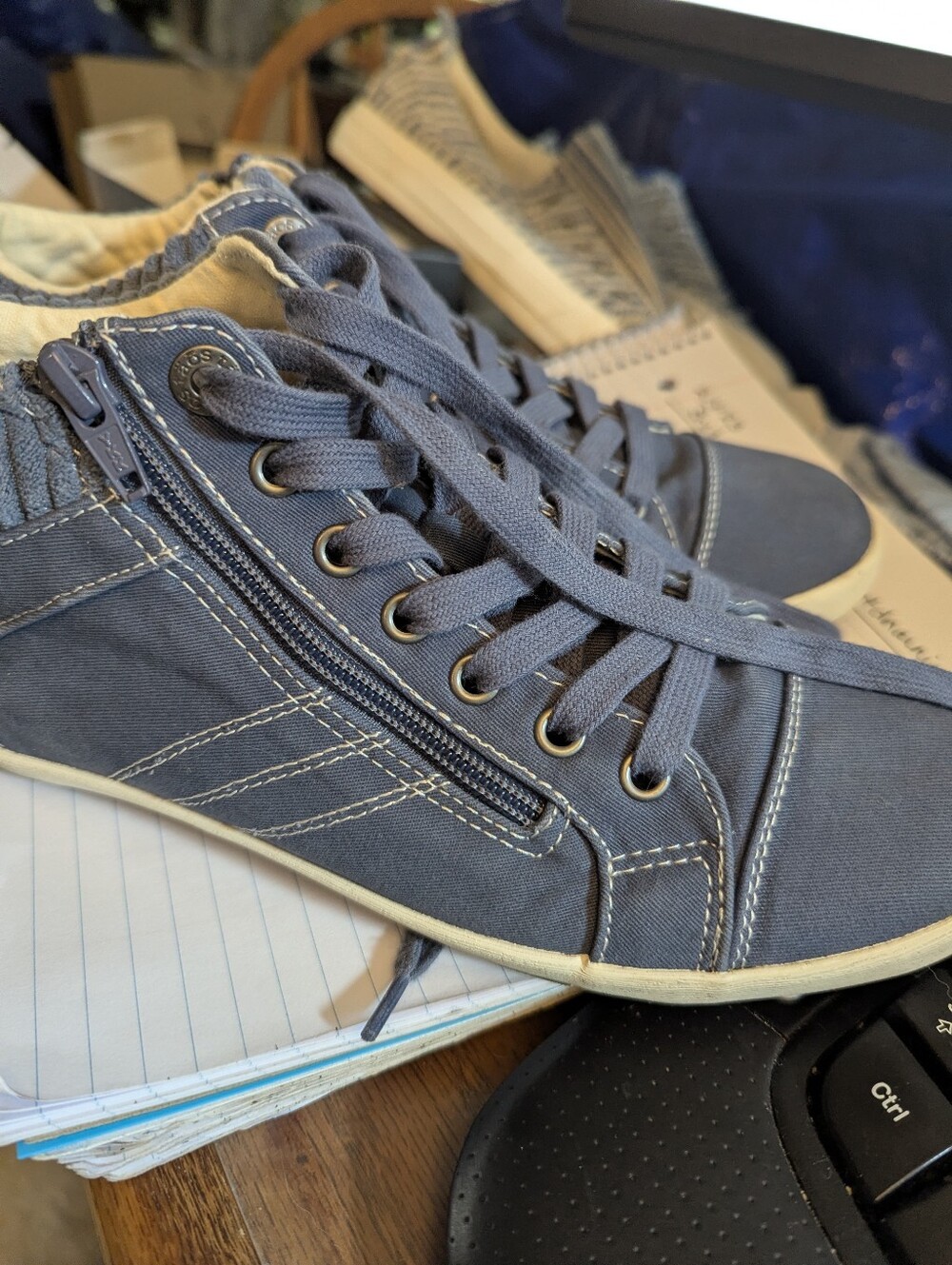Exc Women's Taos Startup Denim Blue Sneakers Sz 8 Cushy And Cute!
